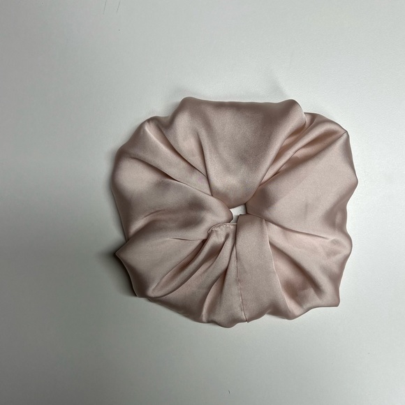 Box of hair scrunchies- 6 (six) colors - Picture 5 of 17